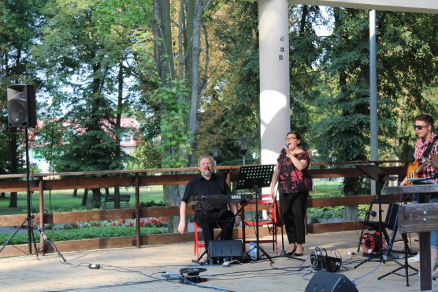 Koncert zespolu 04 - pastor Zbigniew, Ania i Pawel